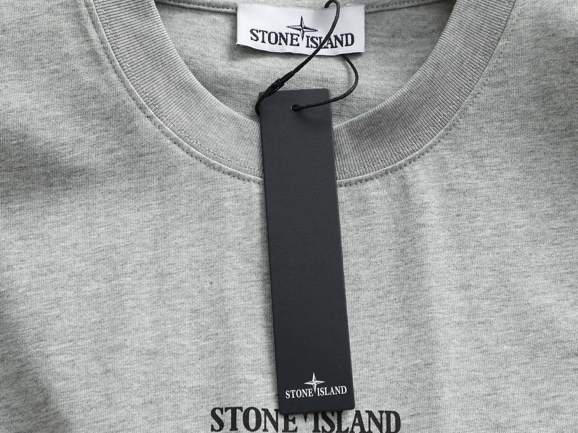 🅿️170 Stone Island 2025FW new autumn and winter geometric print short-sleeved base T-shirt. Pure background color with the brand's iconic compass logo + geometric line printing on the back, which is very cool and recognizable. The basic round neck version is suitable for various body shapes, the fabric is soft and breathable, and multiple colors are available. It is suitable for daily outings/casual wear, and can be easily worn on the street. Color: gray white Size: XSSML